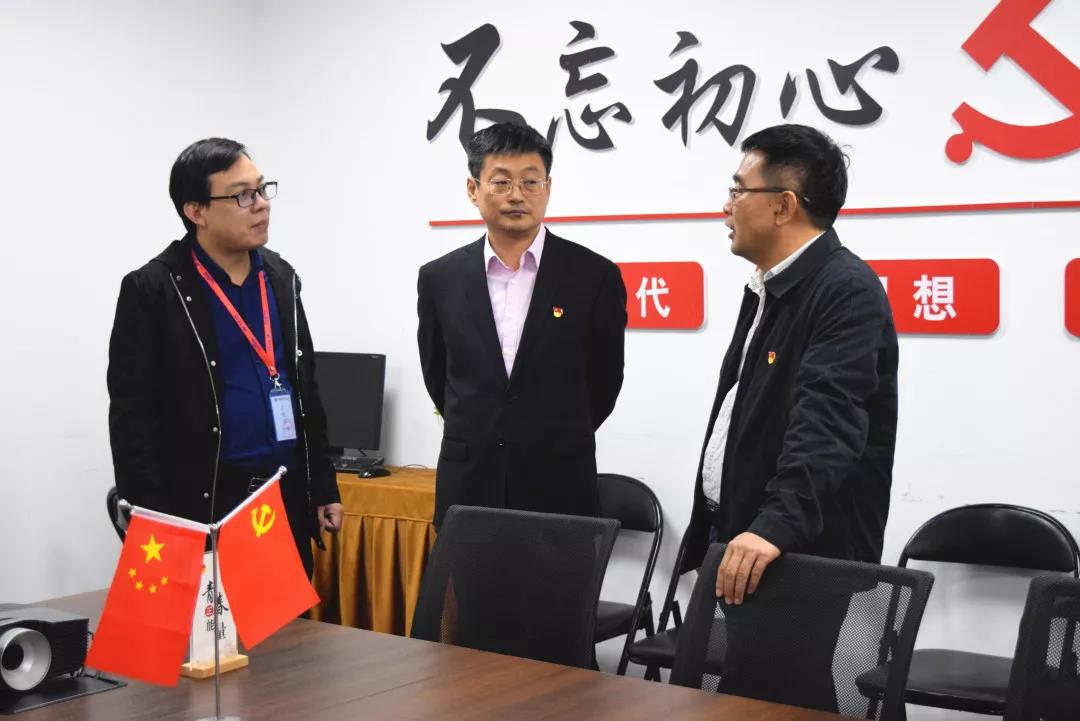 中共安陽市委網(wǎng)信辦主任路玉軍、副主任王曉萌等一行人蒞臨安陽青峰網(wǎng)絡指導工作